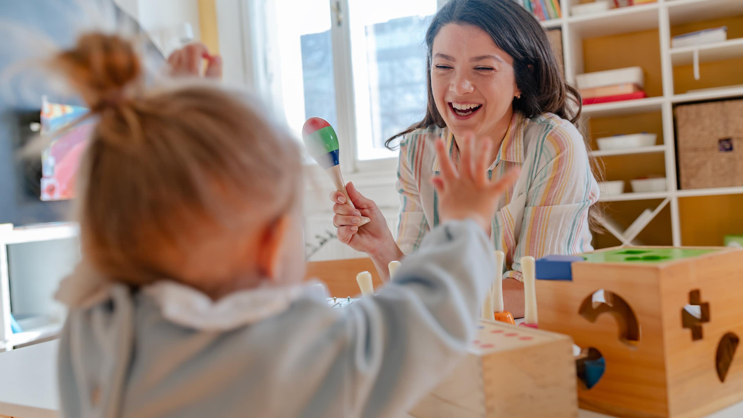 Una mujer joven sonriente y una niña pequeña.