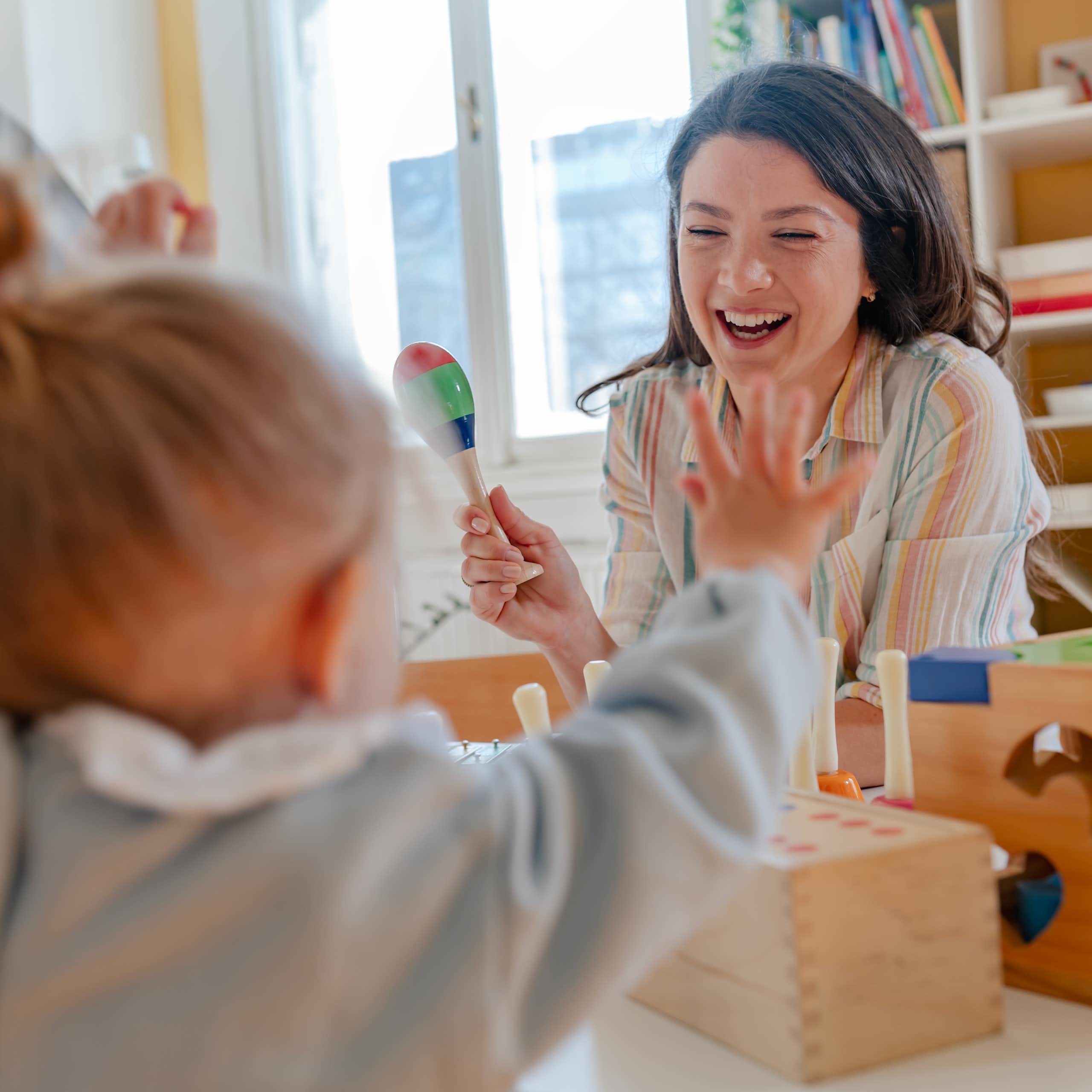 Una mujer joven sonriente y una niña pequeña.