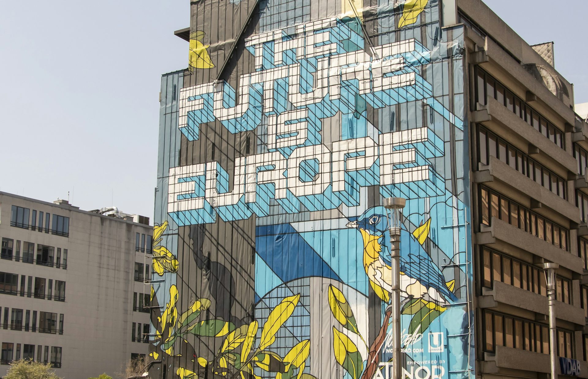 Edificio de una calle de Bruselas con el lema "El futuro es Europa"
