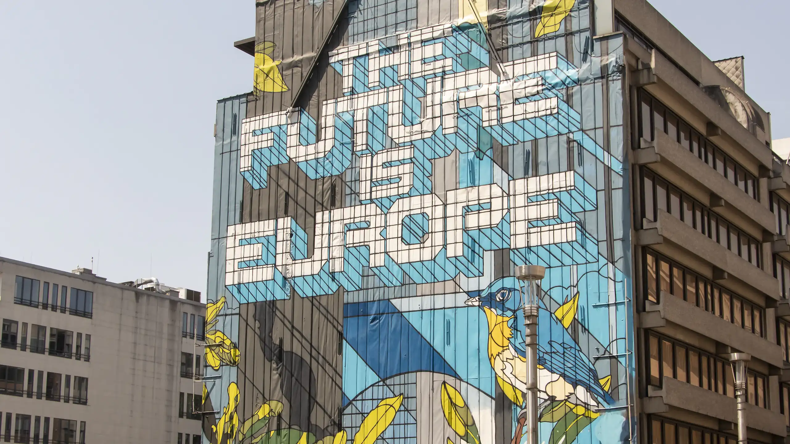 Edificio de una calle de Bruselas con el lema "El futuro es Europa"