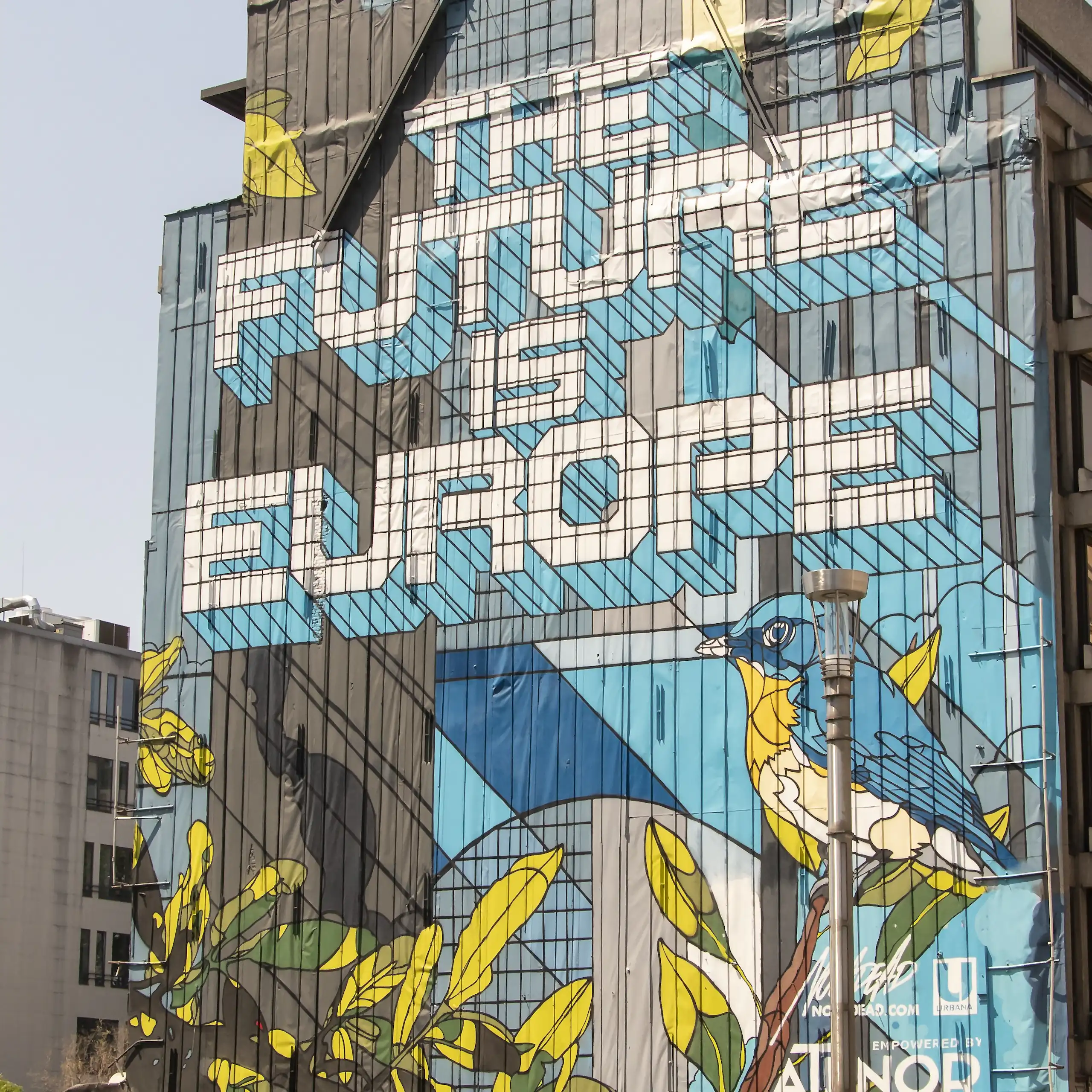 Edificio de una calle de Bruselas con el lema "El futuro es Europa"