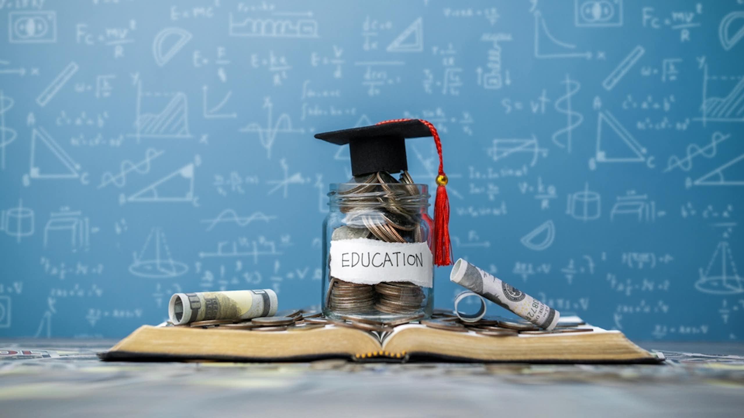 Un livre avec des pièces de monnaie et des équations mathématiques.