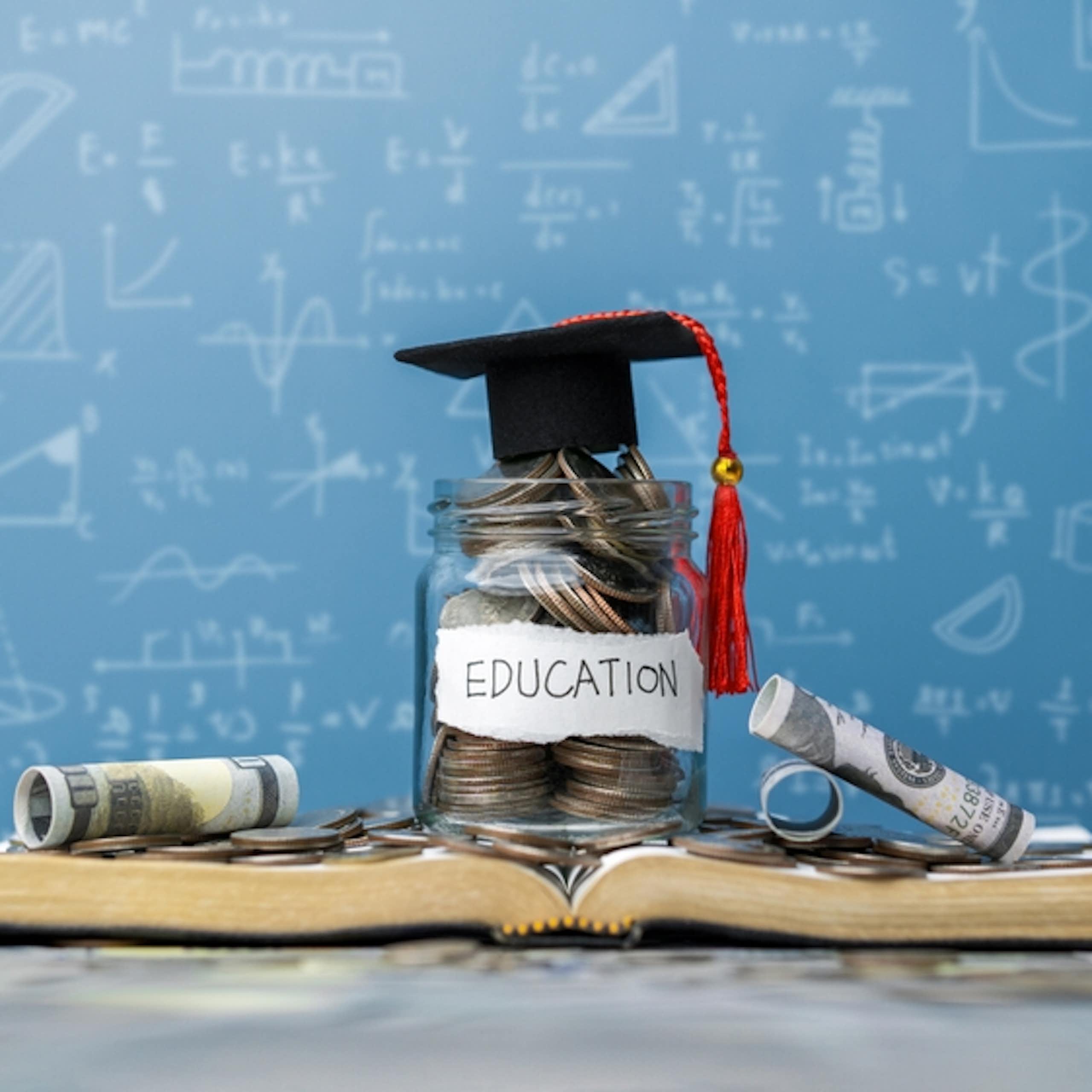 Un livre avec des pièces de monnaie et des équations mathématiques.