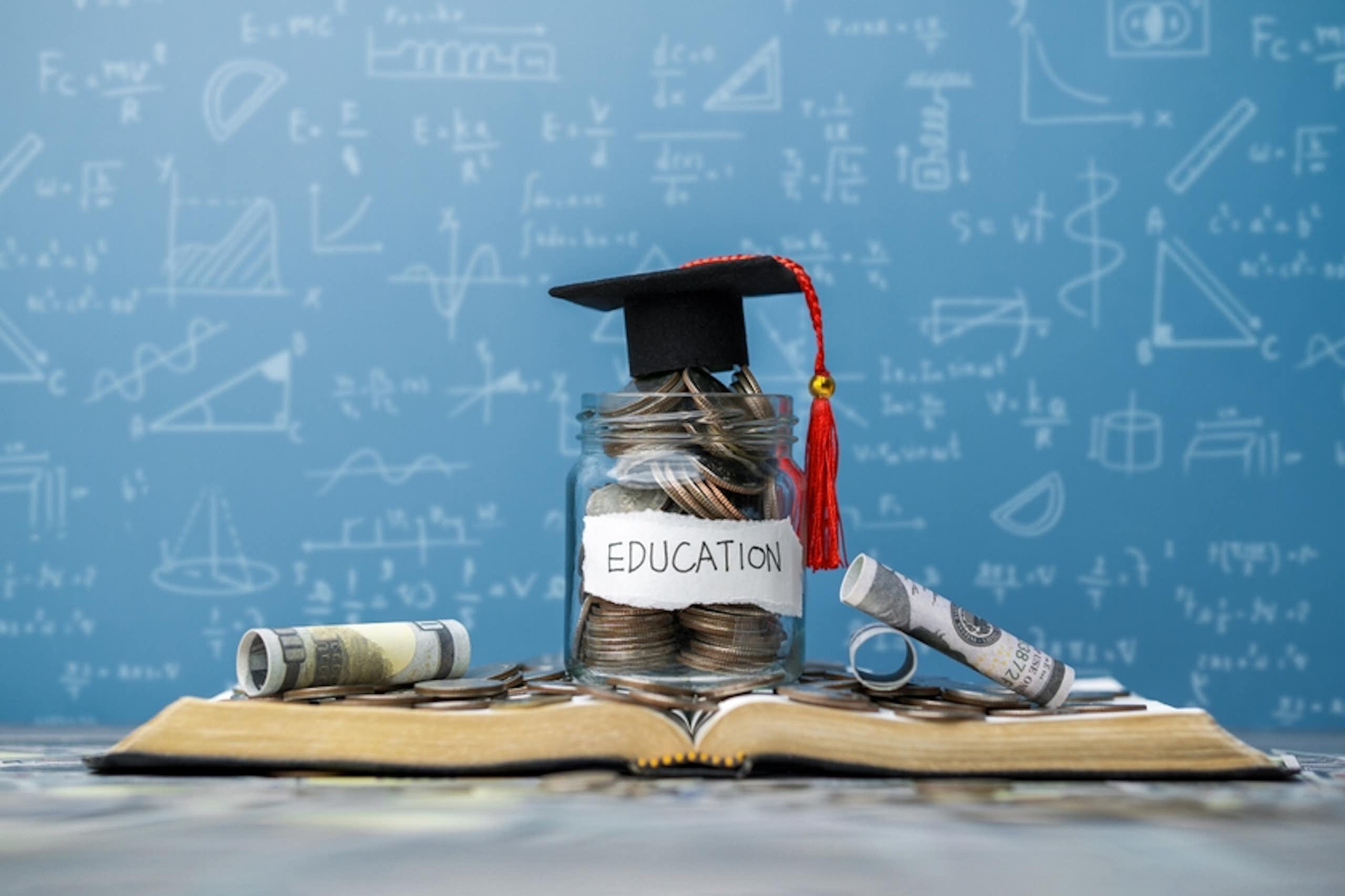 Un livre avec des pièces de monnaie et des équations mathématiques.