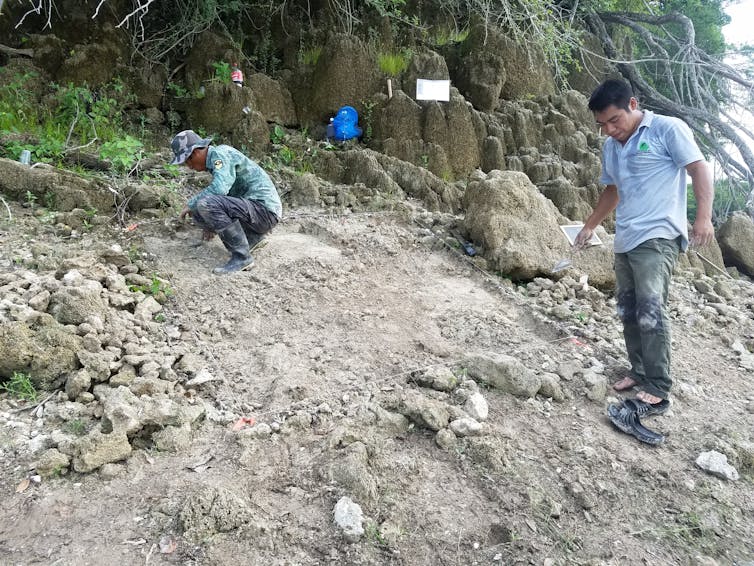 El mapeo aéreo lidar puede revelar sitios arqueológicos mientras se observa a los pueblos indígenas y sus conocimientos. 2 gente centrada en la tierra desnuda rocosa