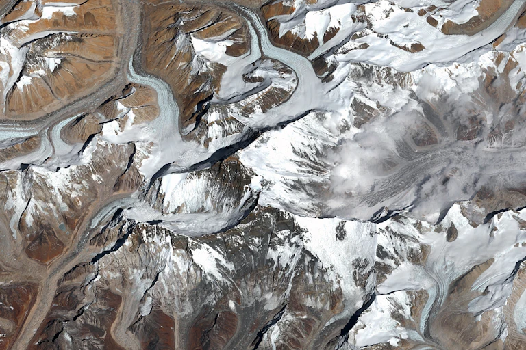 Vue aérienne du mont Everest par un satellite.