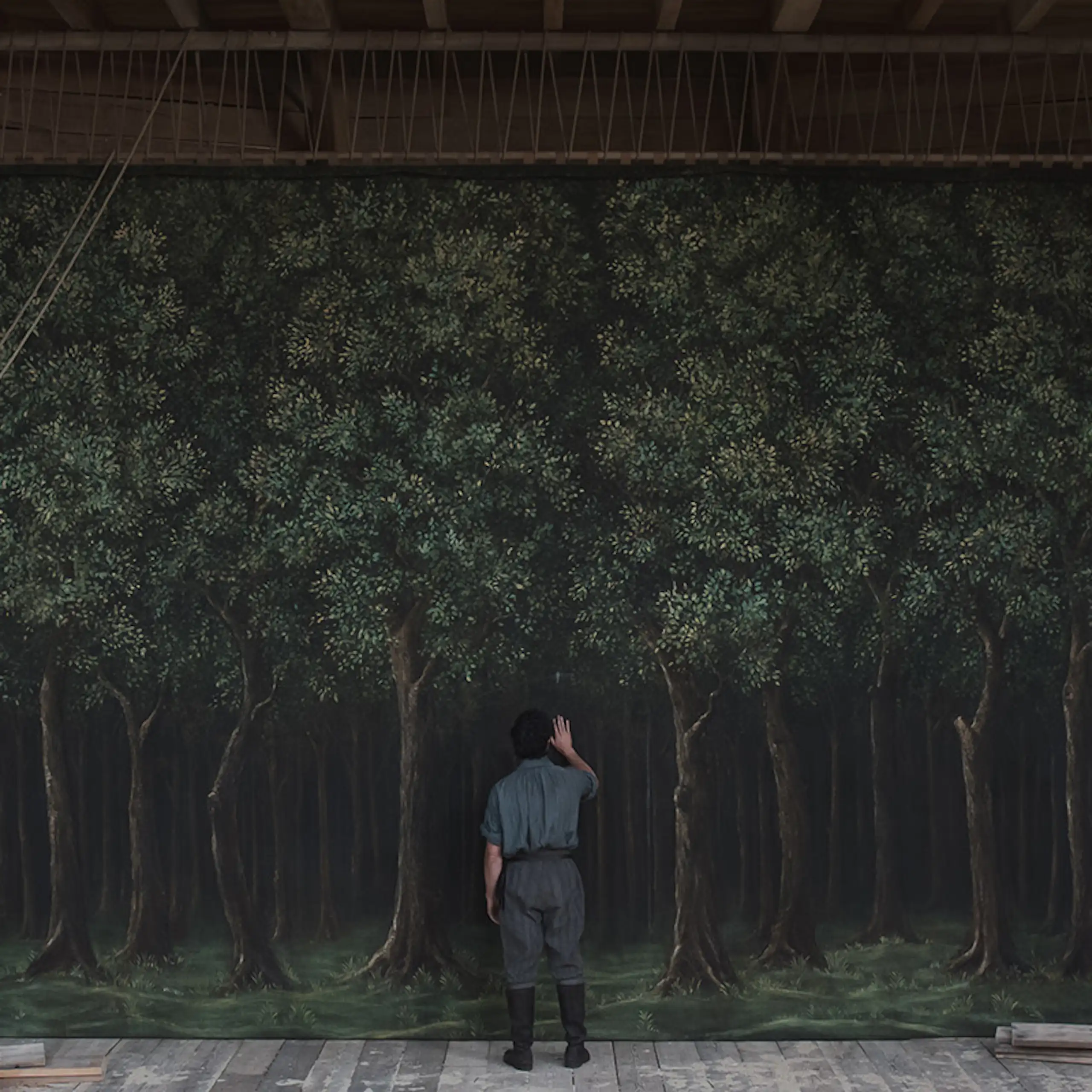Un hombre toda el decorado de un escenario teatral.