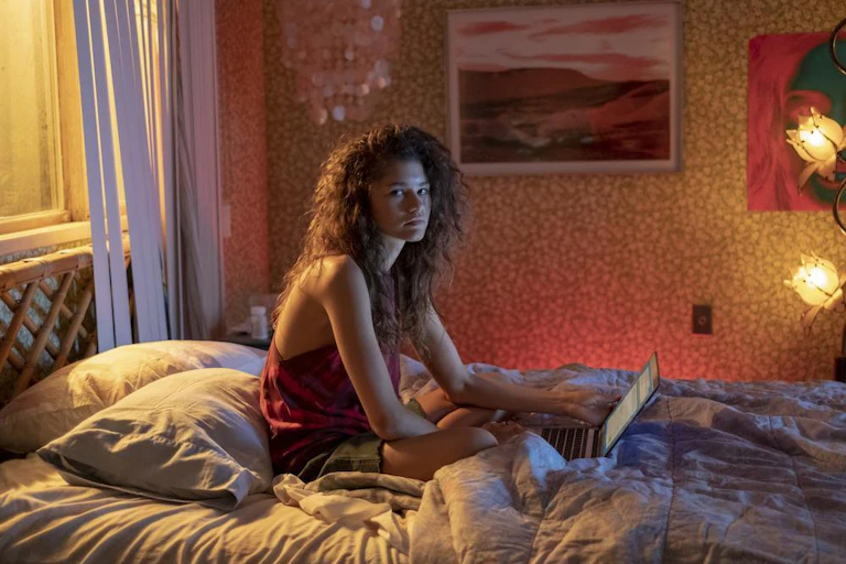 Una chica sentada en una cama.