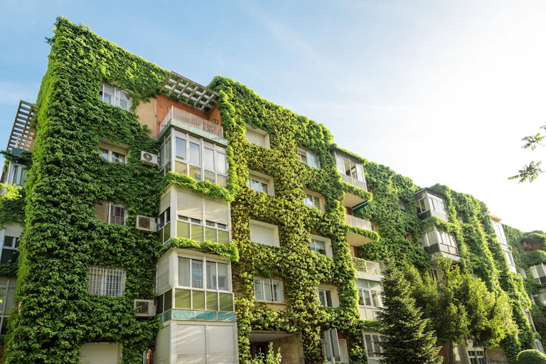 Edificio con la fachada cubierta de plantas