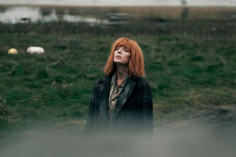 Kelly Reilly in a field