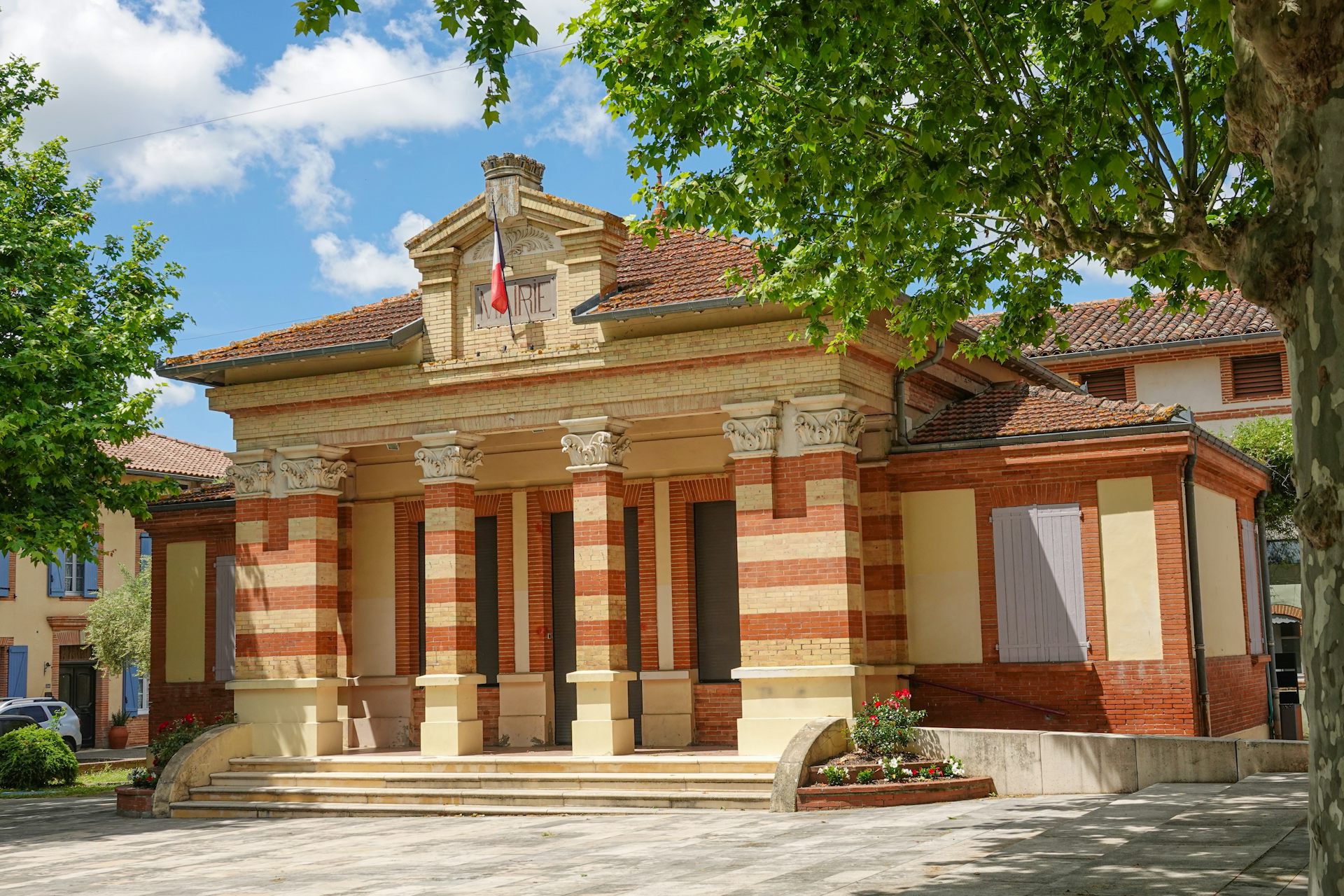 Vue de l'entrée de la mairie.