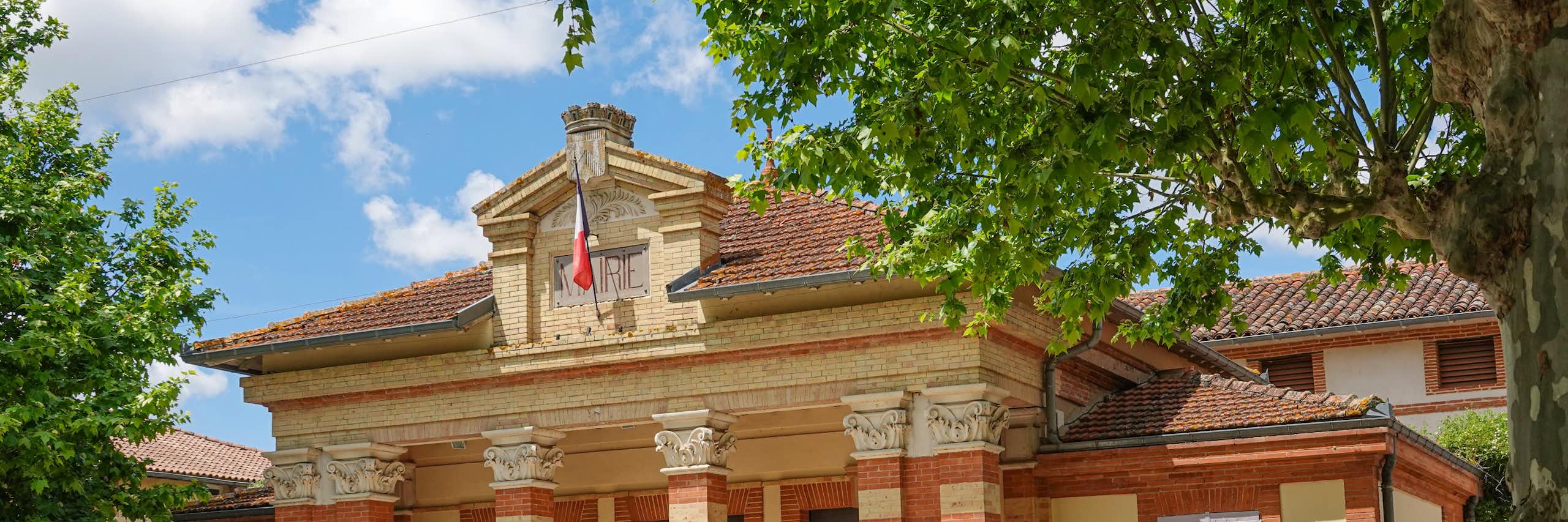 Vue de l'entrée de la mairie.