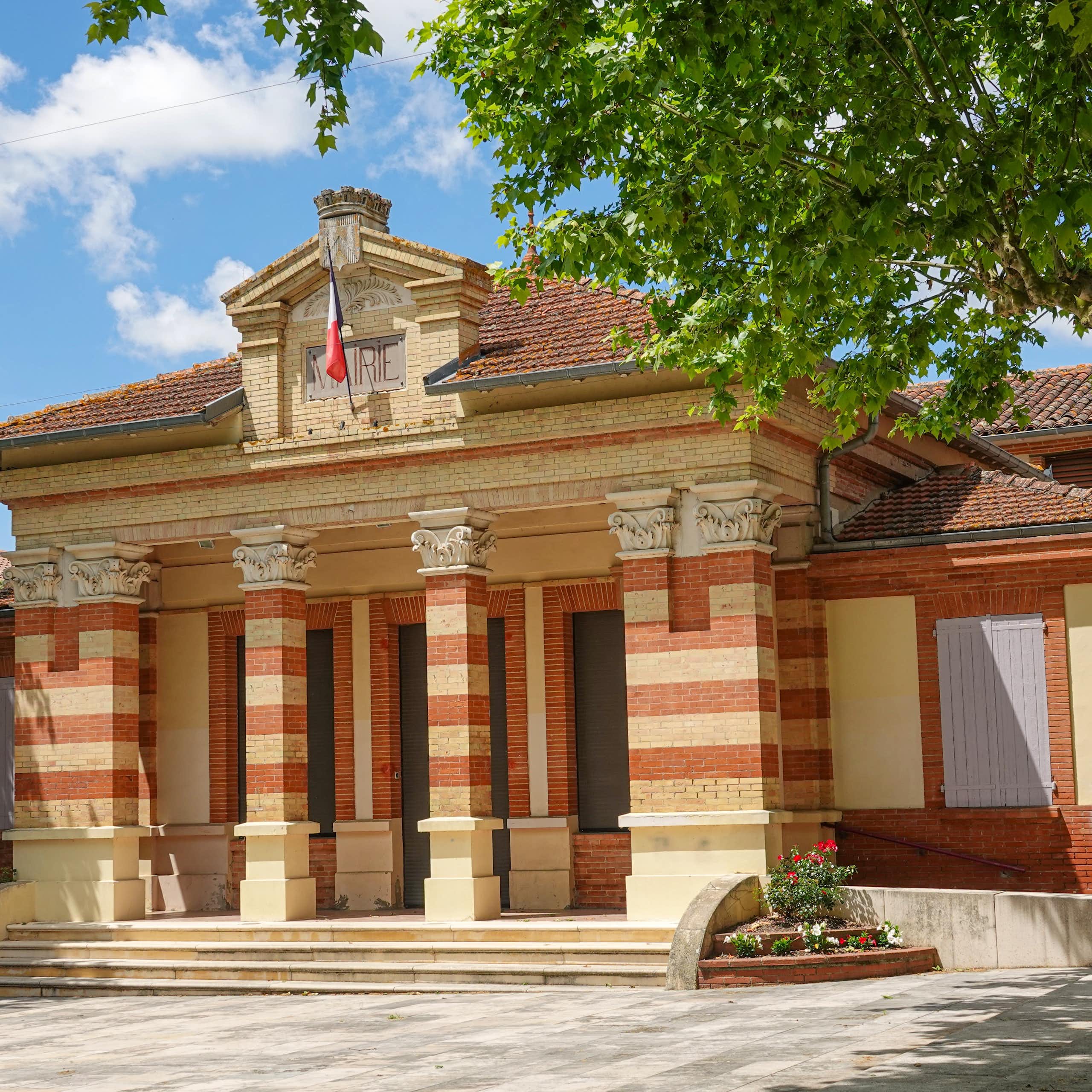 Vue de l'entrée de la mairie.