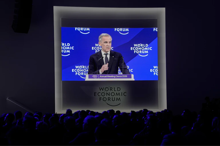 Mark Carney prend la parole devant une foule