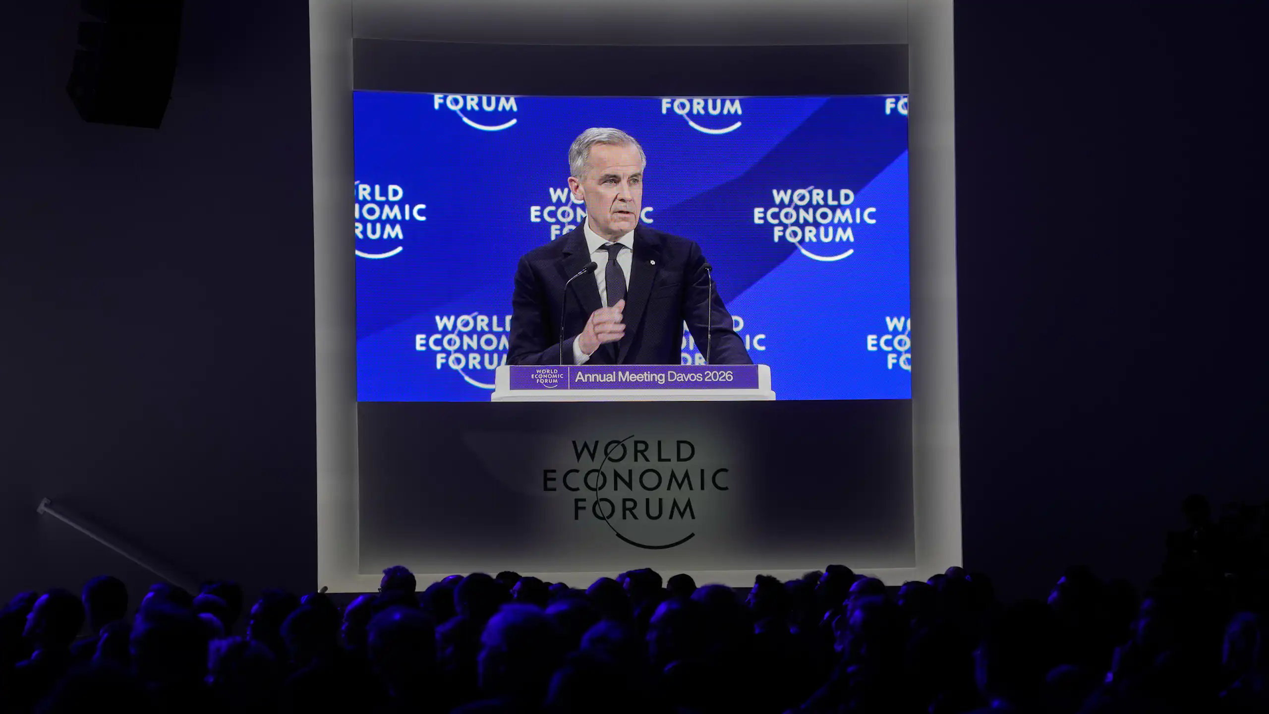 Mark Carney prend la parole devant une foule