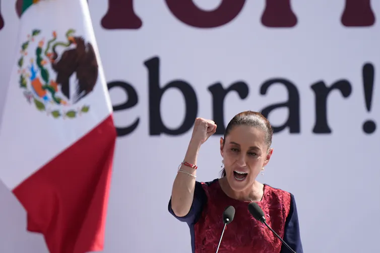 La présidente mexicaine Claudia Sheinbaum brandit le poing