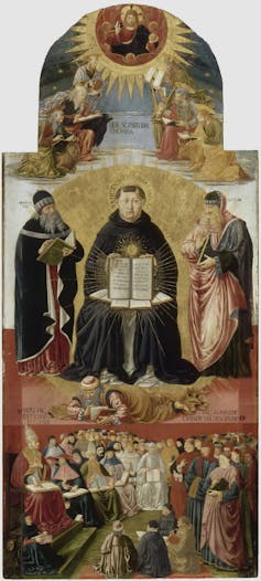 Una imagen con un hombre religioso en el medio sosteniendo un libro.