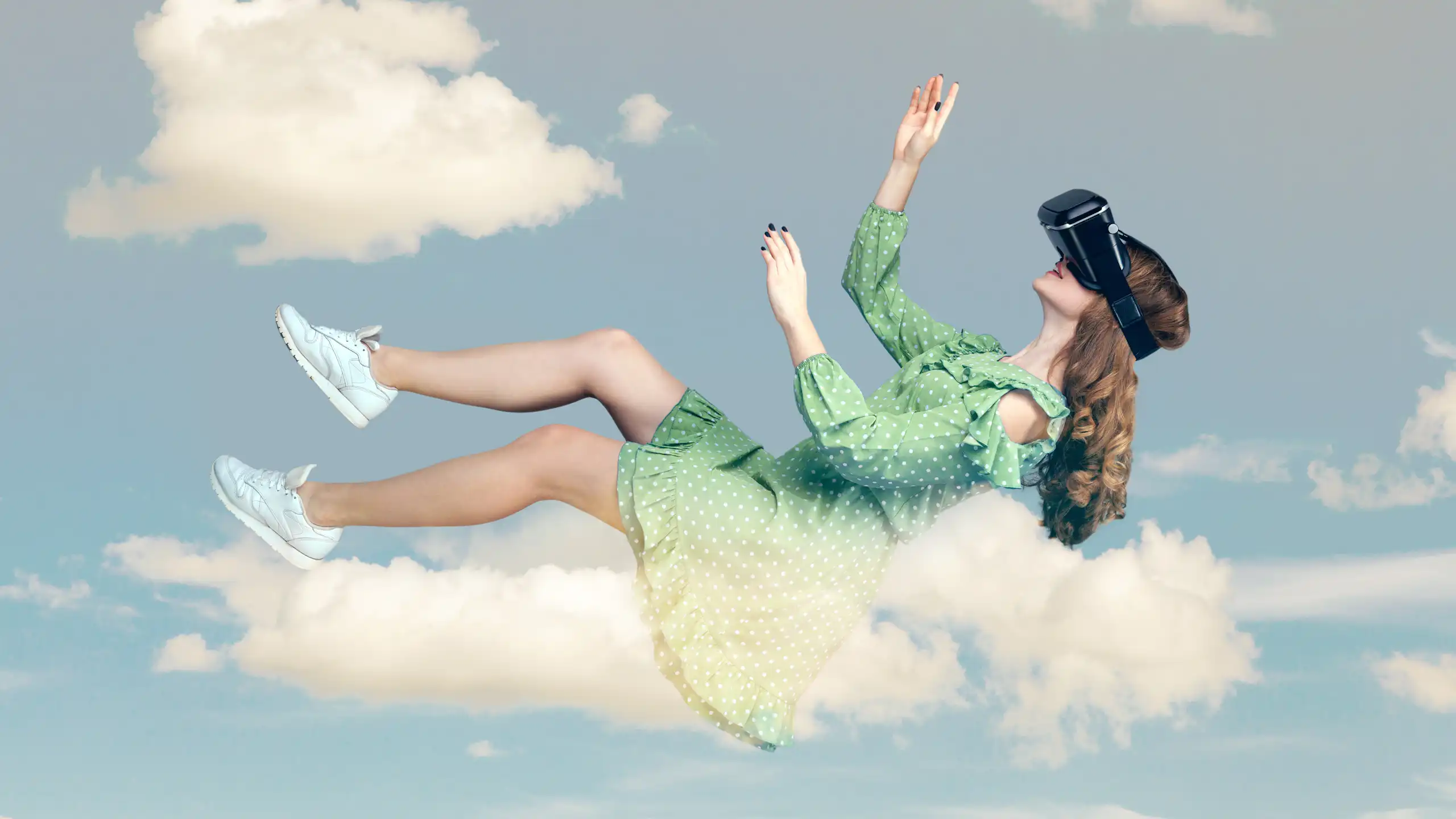 Una mujer con gafas de realidad virtual tumbada en una nube.