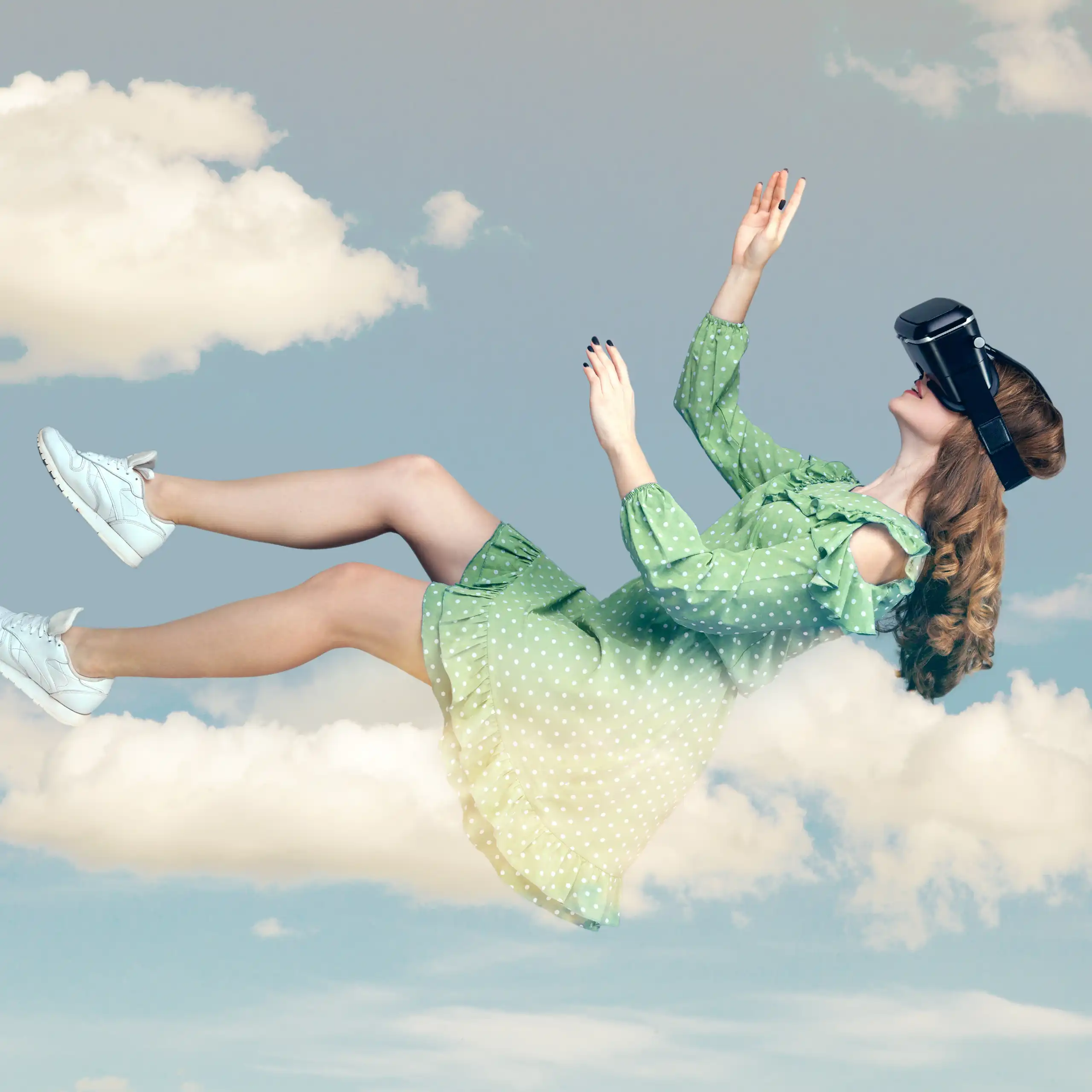 Una mujer con gafas de realidad virtual tumbada en una nube.