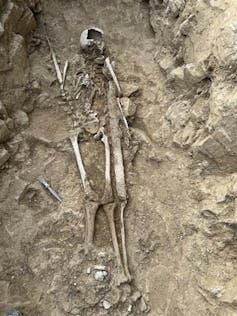 4 early medieval swords present in Kent – kid graves disclose they have been extra than simply guns 1 The skeleton of a man and his sword discovered in the medieval cemetery.