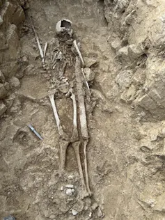 Le squelette d’un homme et son épée, découverts dans le cimetière médiéval
