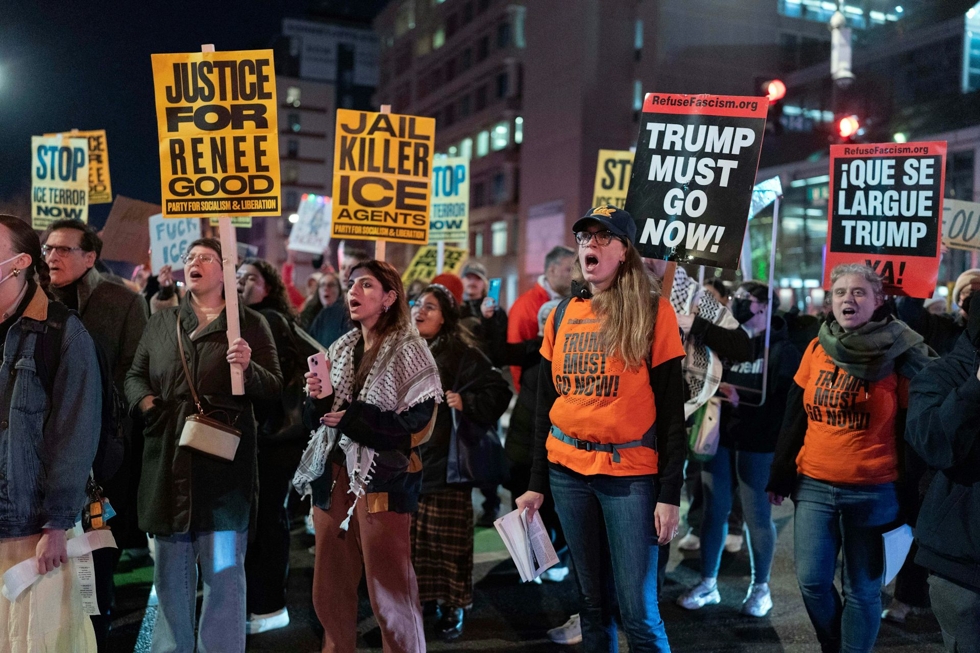 Varias personas sostienen carteles de protesta.