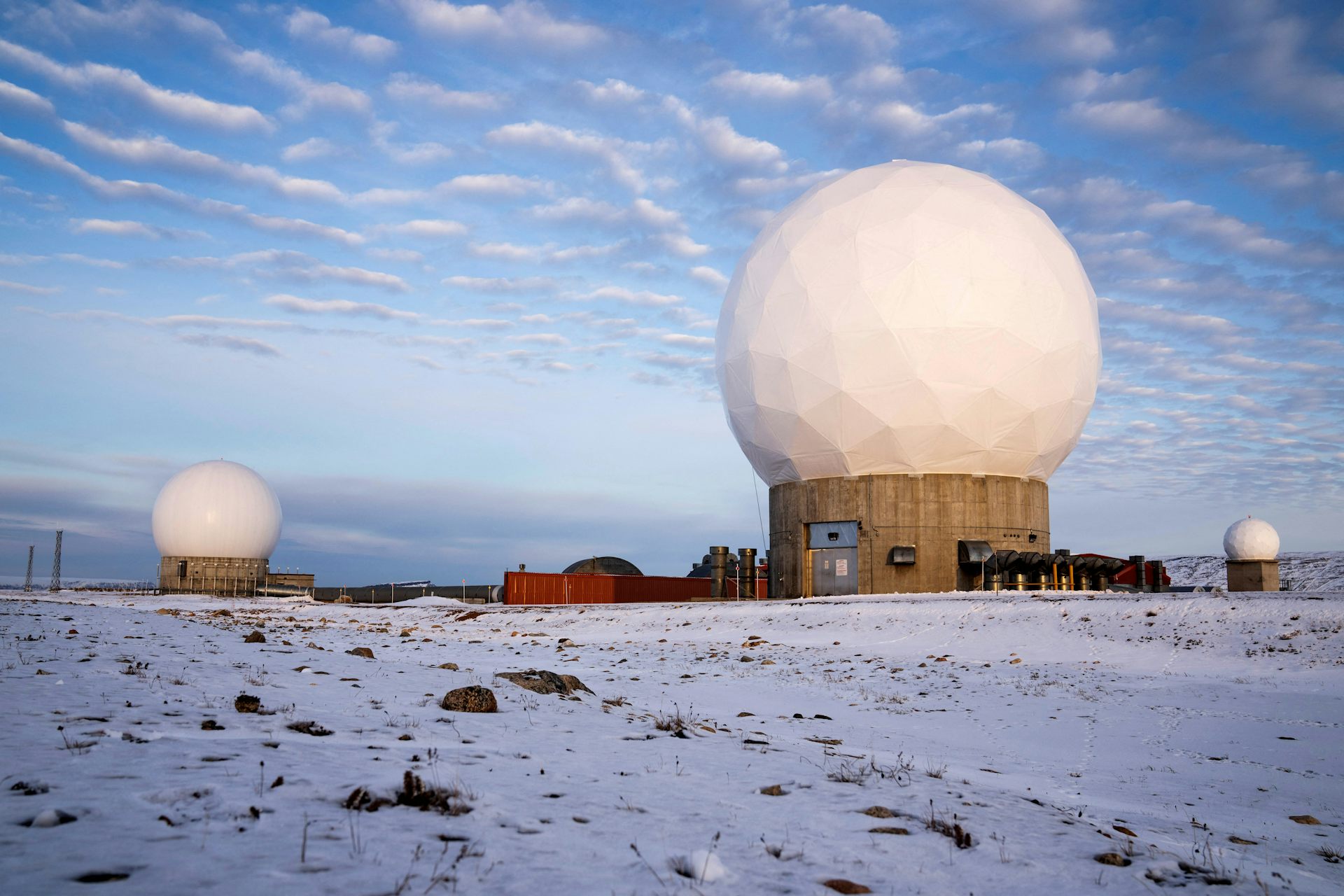 Cúpulas de monitoramento de satélites na paisagem gelada da Groenlândia.