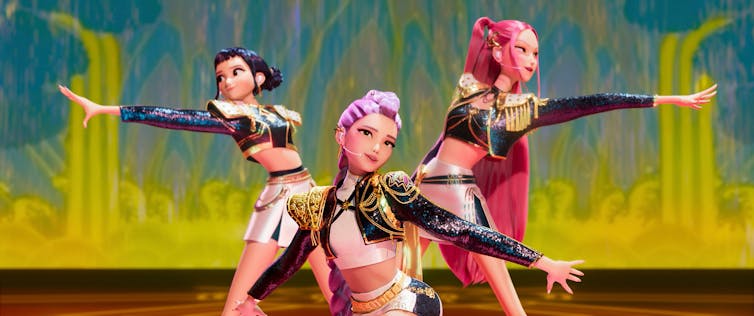 Con 'KPop Demon Hunters', las mujeres coreanas empuñan una espada, un micrófono y tal vez un Oscar 2 Tres artistas femeninas animadas extienden sus manos en el escenario.