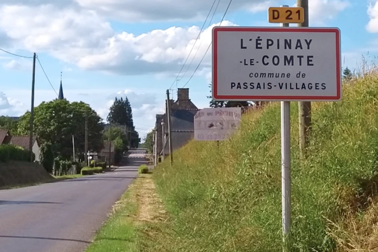 Le panneau d'entrée sur la commune de l'Epinay-le-Comte, membre de la commune nouvelle de Passais-Villages.