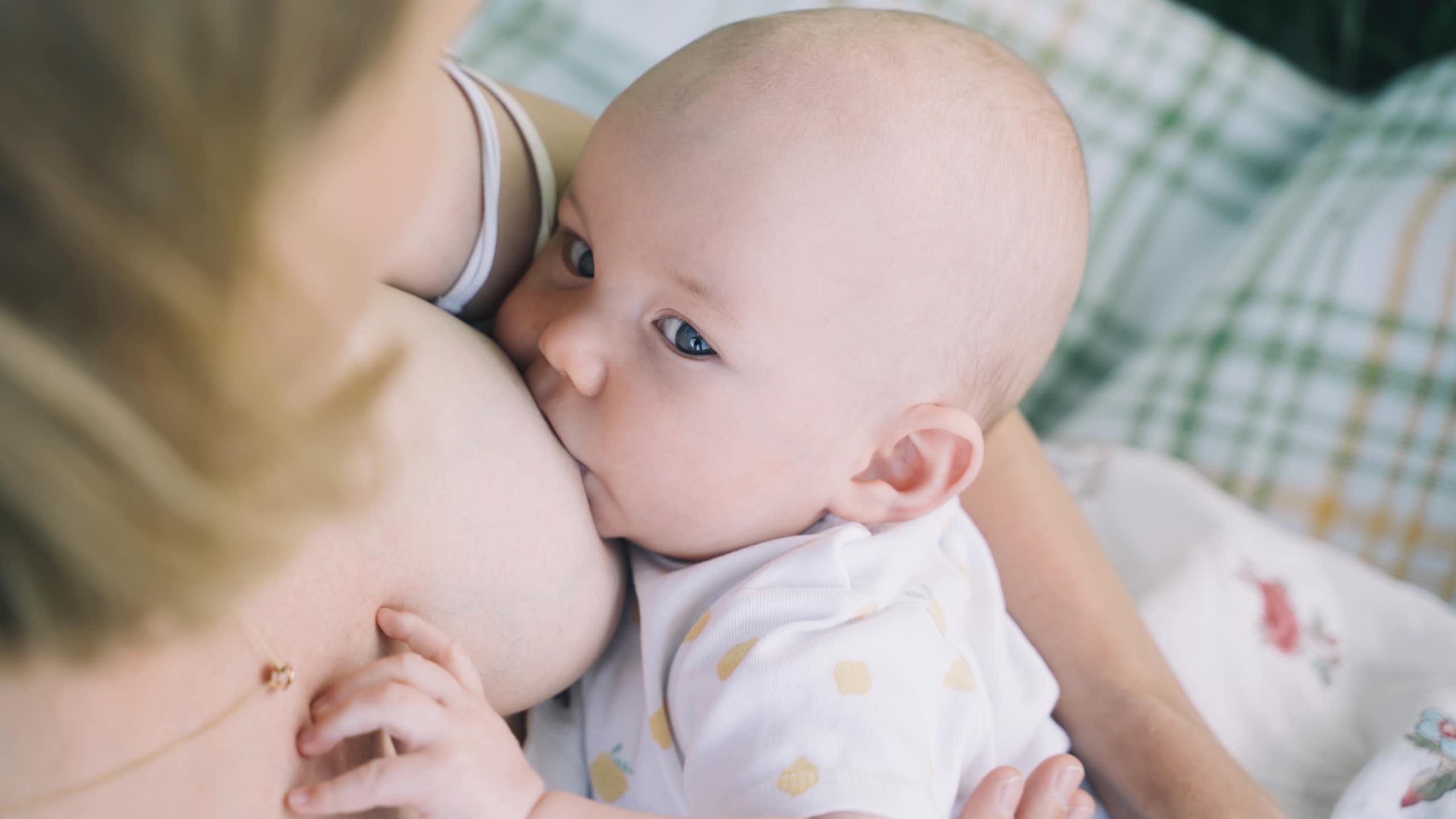 Une mère en train d'allaiter son bébé.