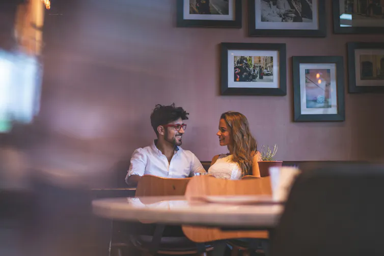 Un couple est assis à un table de restaurant