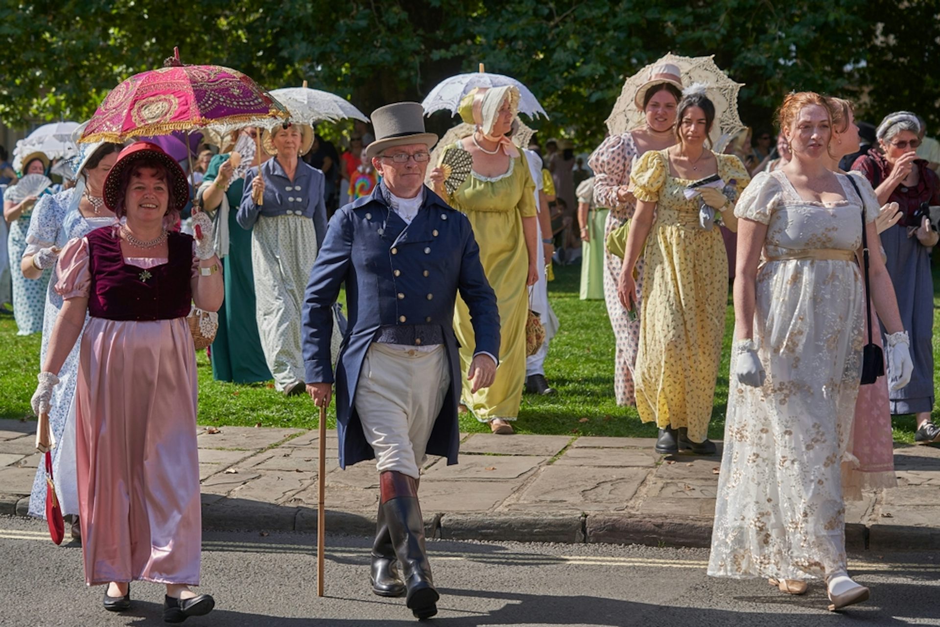 Défilé de personnes habillées en costume d'époque de l'époque géorgienne dans le cadre du festival annuel Jane Austen à Bath, Somerset, Royaume-Uni