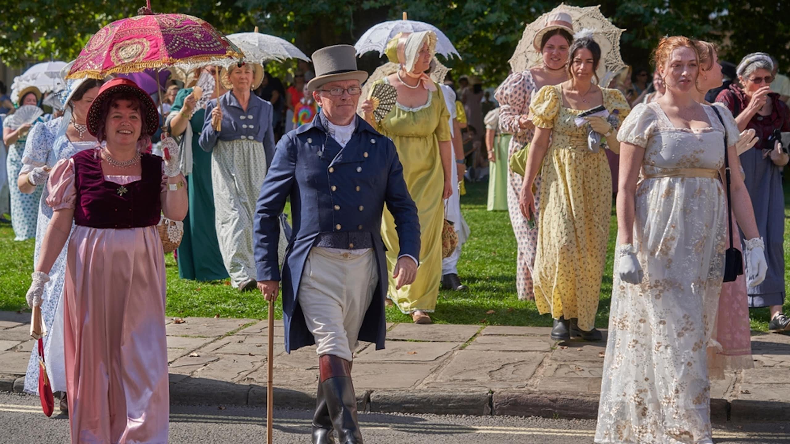 Défilé de personnes habillées en costume d'époque de l'époque géorgienne dans le cadre du festival annuel Jane Austen à Bath, Somerset, Royaume-Uni