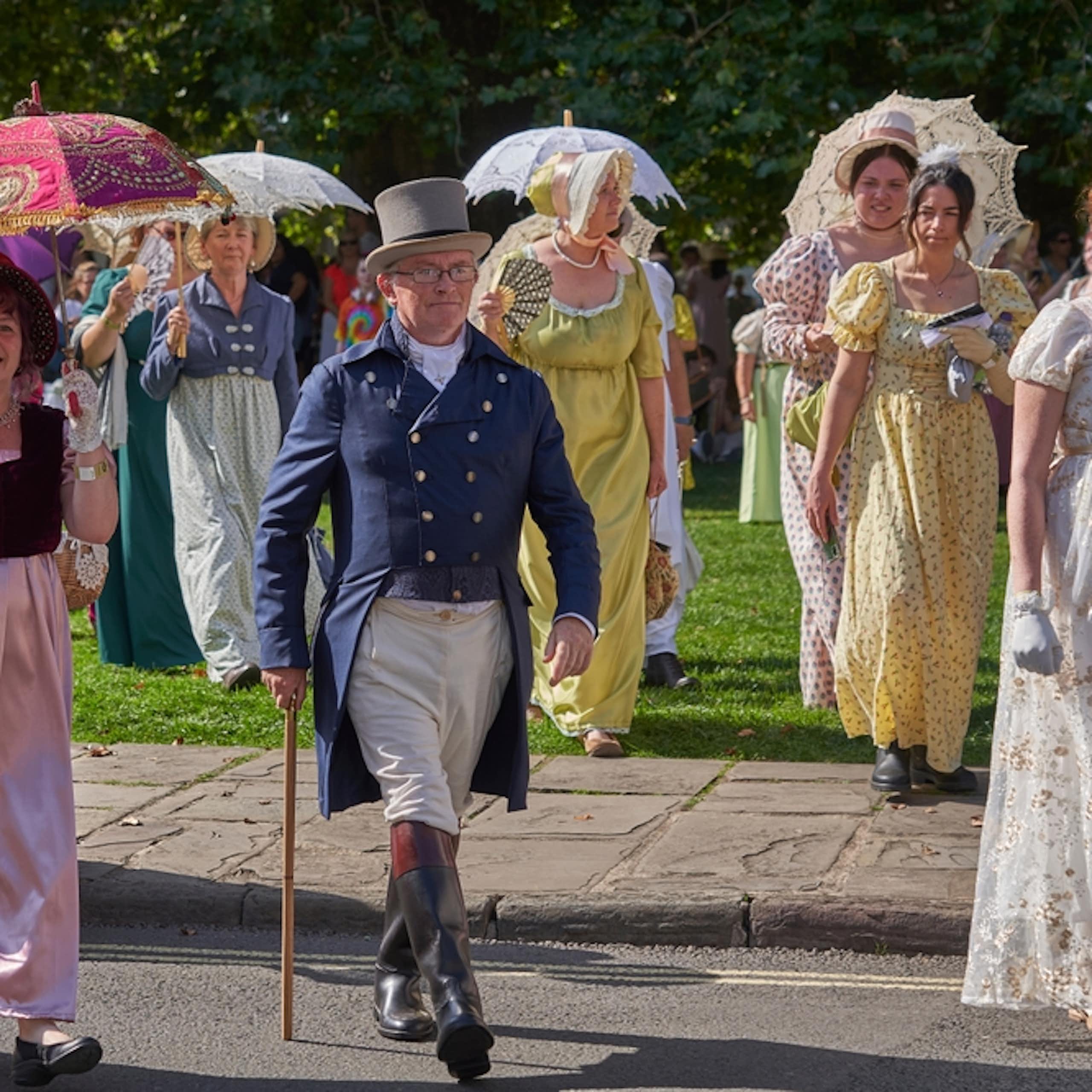 Défilé de personnes habillées en costume d'époque de l'époque géorgienne dans le cadre du festival annuel Jane Austen à Bath, Somerset, Royaume-Uni