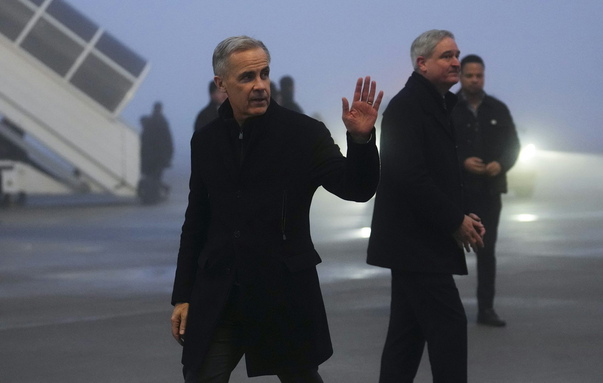 Le premier ministre Mark Carney fait un signe de la main