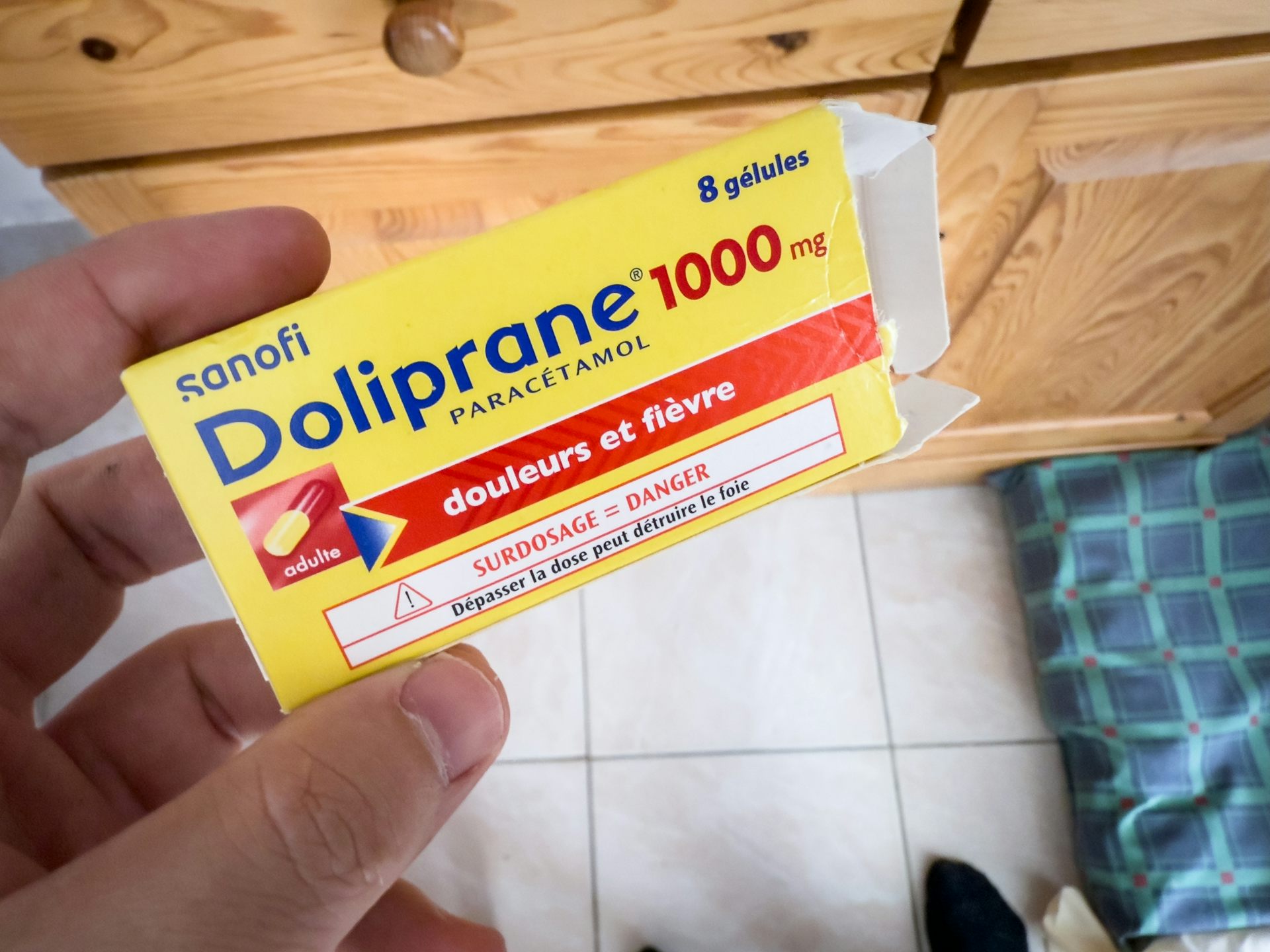 Photographie du Doliprane 1000 mg boîte de paracétamol. L'emballage français de Sanofi affiche des mises en garde sur les risques de surdose et de foie, sur les traitements courants contre la douleur et la fièvre en vente libre