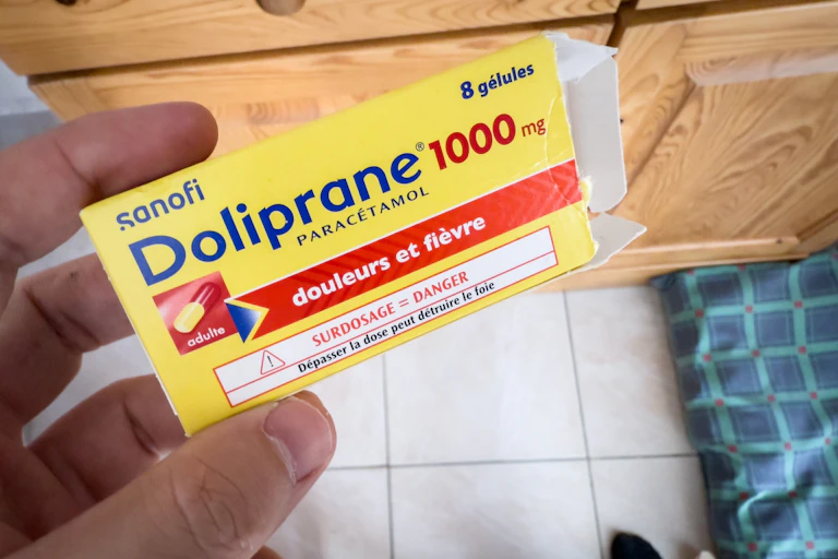 Photographie du Doliprane 1000 mg boîte de paracétamol. L'emballage français de Sanofi affiche des mises en garde sur les risques de surdose et de foie, sur les traitements courants contre la douleur et la fièvre en vente libre