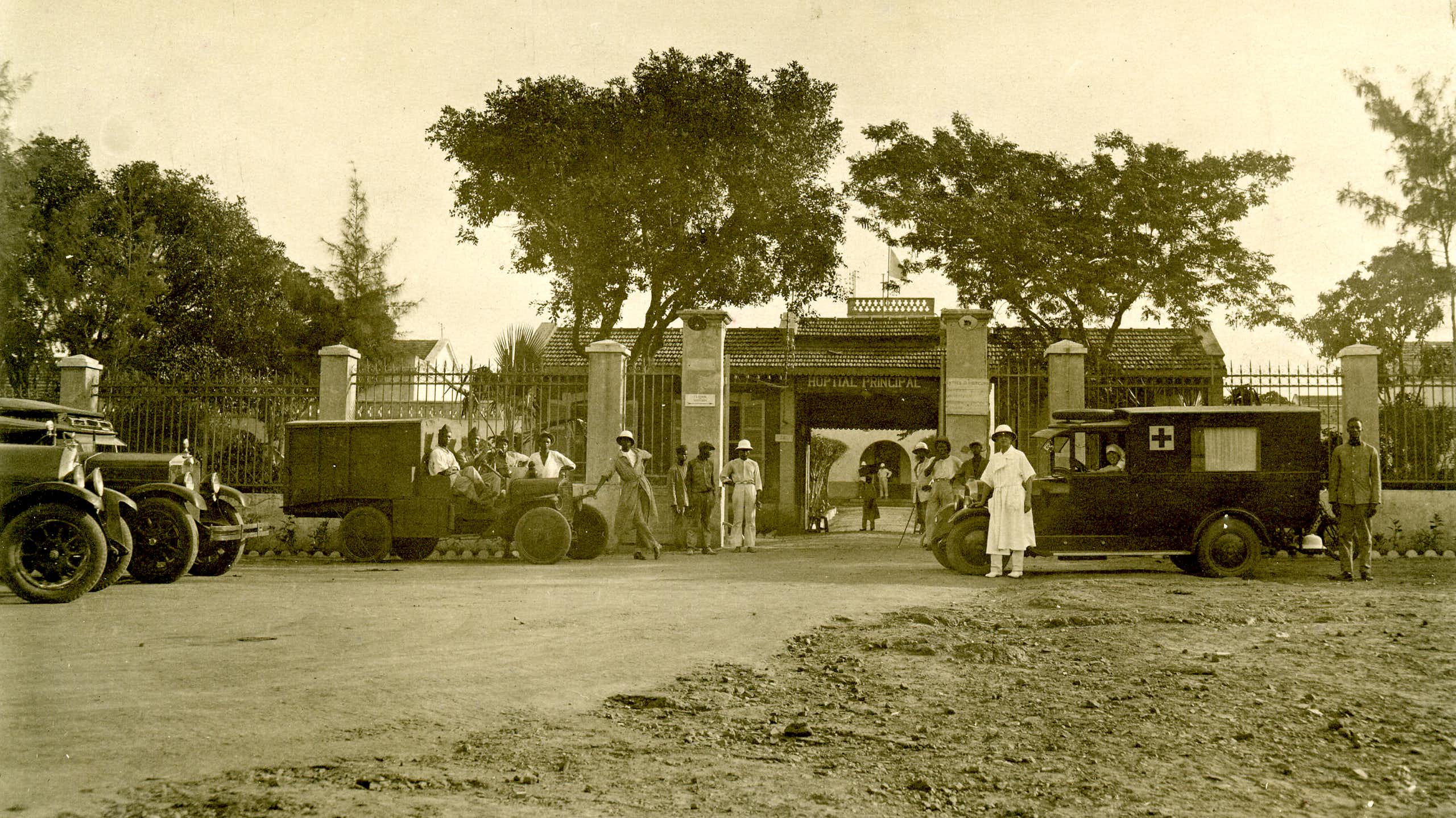 Photographie de l’entrée de l’Hôpital central européen, Dakar (Sénégal), 1930-1939. Photographe anonyme. Coll. du musée du quai Branly, Paris (France).