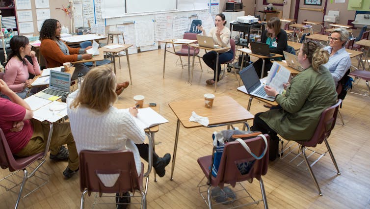 ¿Los estudios sociales son 'neutrales'? Es un mito y presiona a los profesores para evitar temas controvertidos. 2 Maestros vistos en un círculo en discusión.