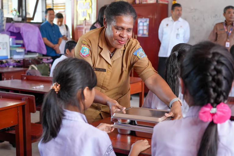 Pengangkatan pegawai SPPG menunjukkan bahwa bagi negara, program MBG lebih penting ketimbang mensejahterakan guru honorer dan tenaga kesehatan non-ASN.