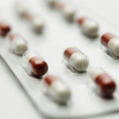 Por qué la aprobación de medicamentos en Canadá no debería depender de reguladores extranjeros 1 Blíster de cápsulas rojas y blancas.