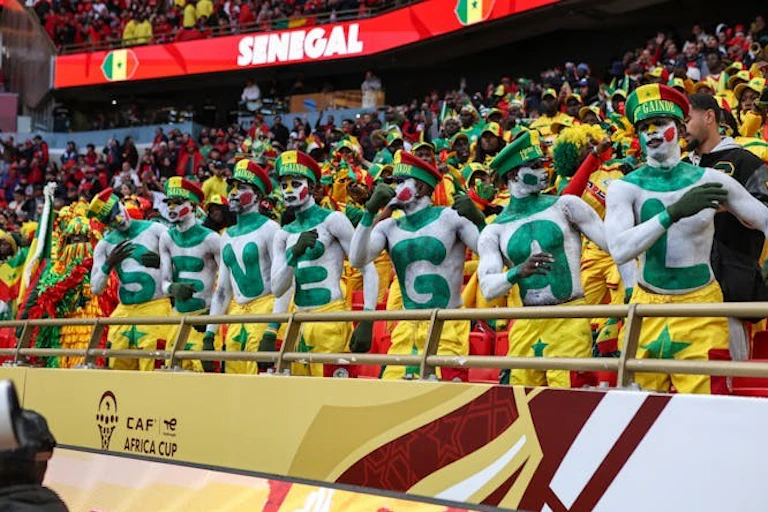 Un groupe de supporters de football dans un stade