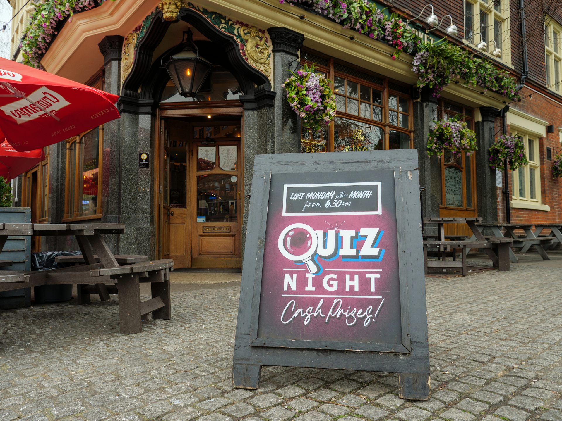 Quiz night billboard outside a pub.