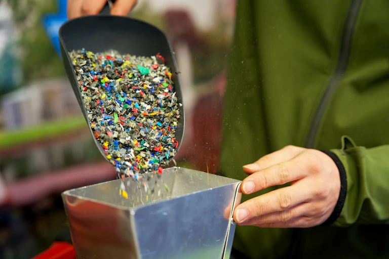 Manipulación de residuos plásticos en una planta de reciclaje.