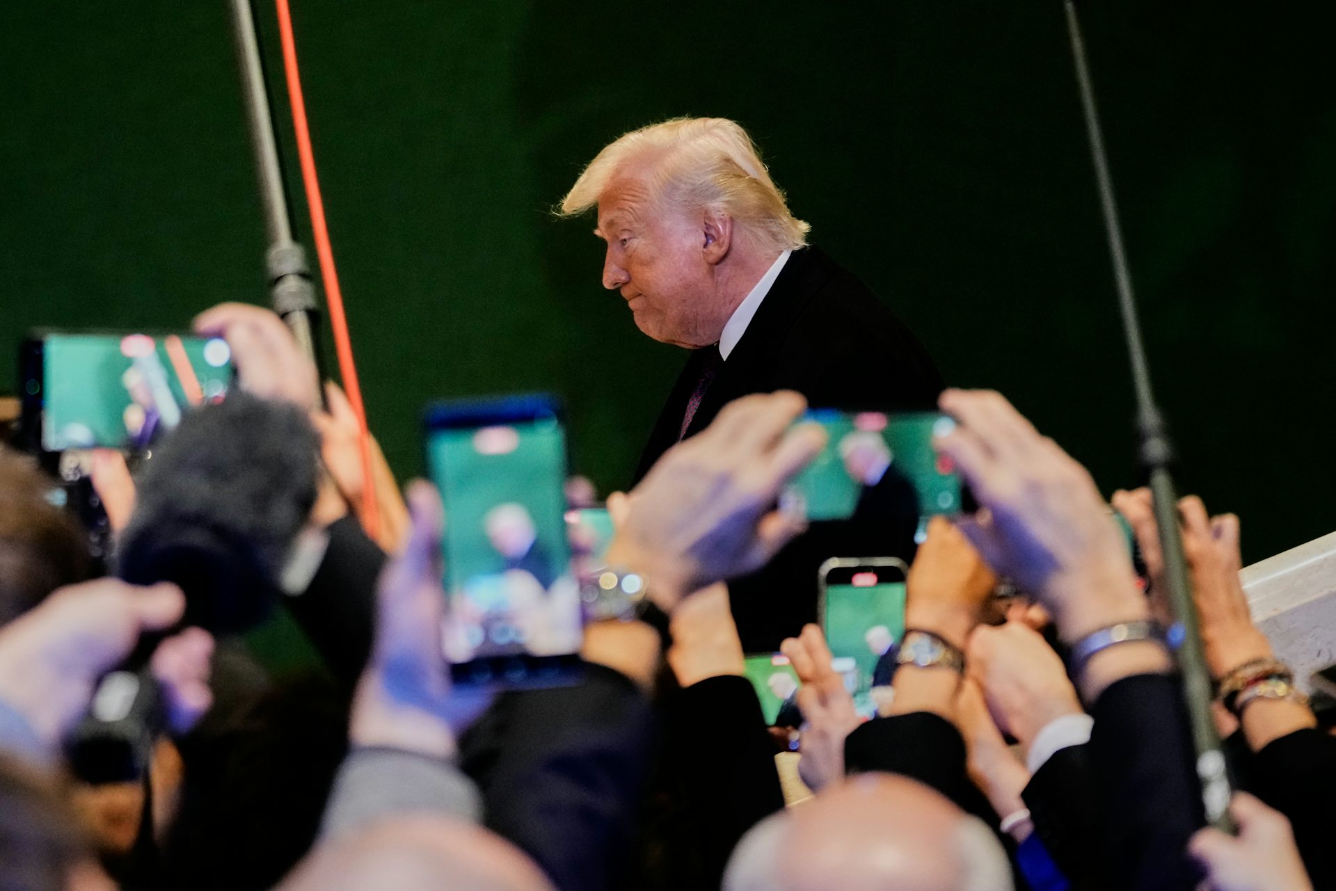 Des personnes filment un président