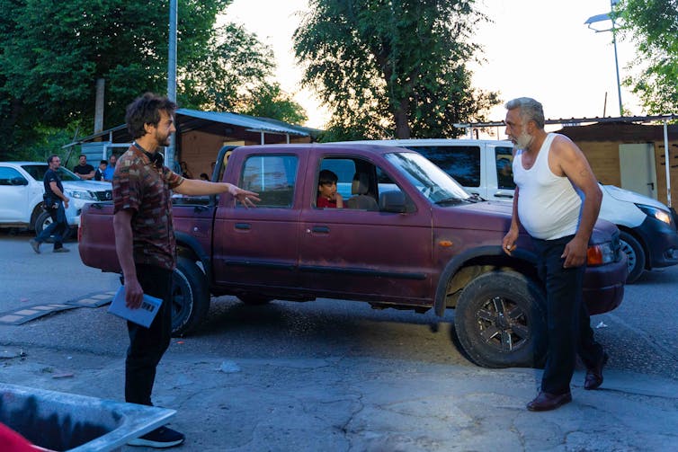 Guillermo Galoe dirige una escena de _Ciudad sin sueño_ en la Cañada Real.