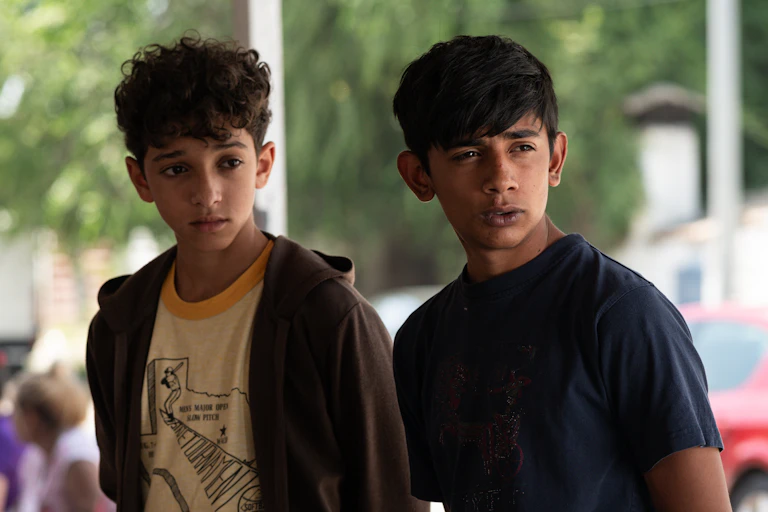 Dos adolescentes.