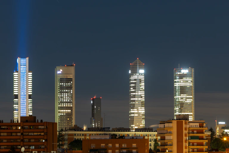 Cinco rascacielos iluminados