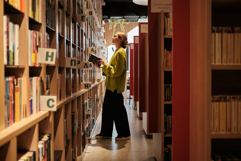 A young woman browsing shelves in a library