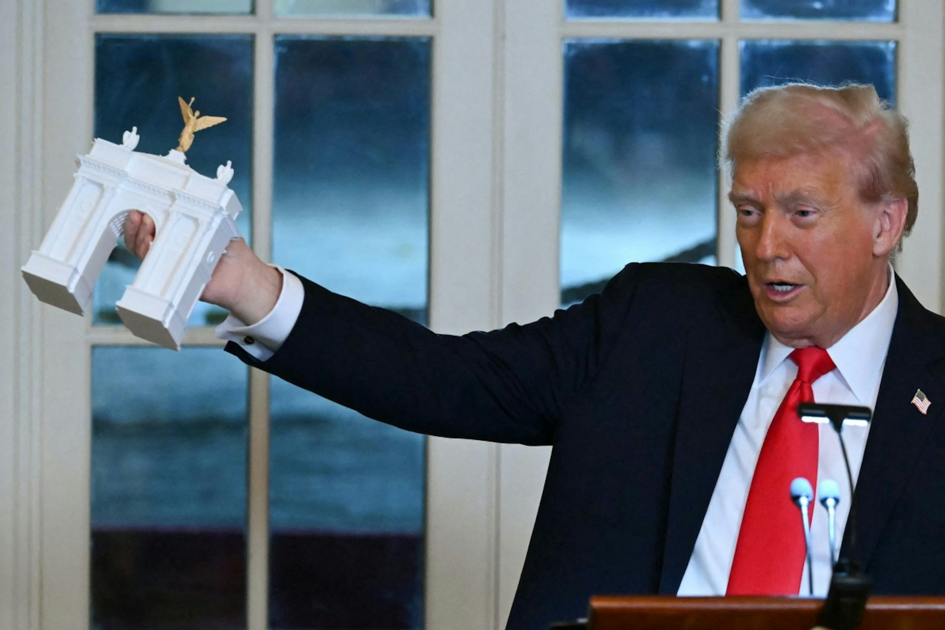 Donald Trump présente une maquette de l'arche.